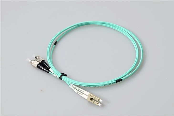LC UPC til FC UPC OM3 Multimode Duplex Patch Cable – G657A1 Beygjuónæmir, 10mm mín. Beygjuradíus, 2,0 mm LSZH